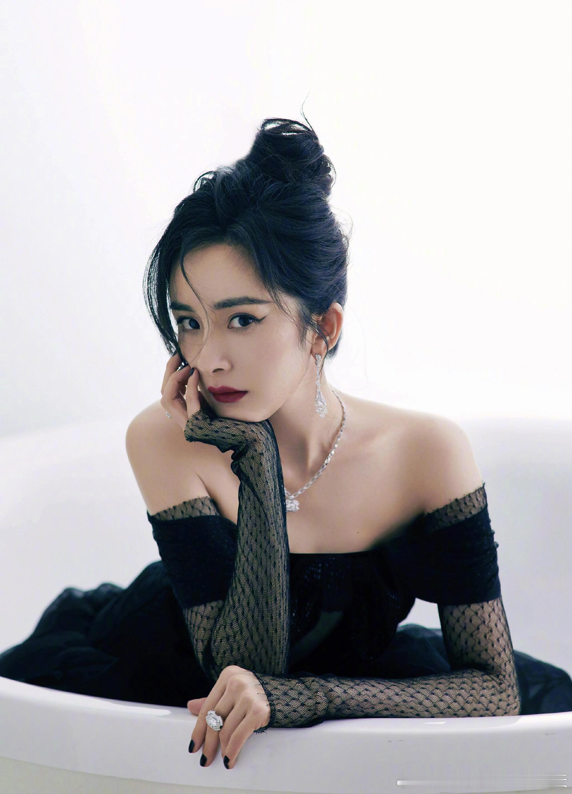 杨幂沉浸式ASMR开箱已循环观看杨幂ASMR开箱 看杨幂的展翼三折叠ASMR开箱
