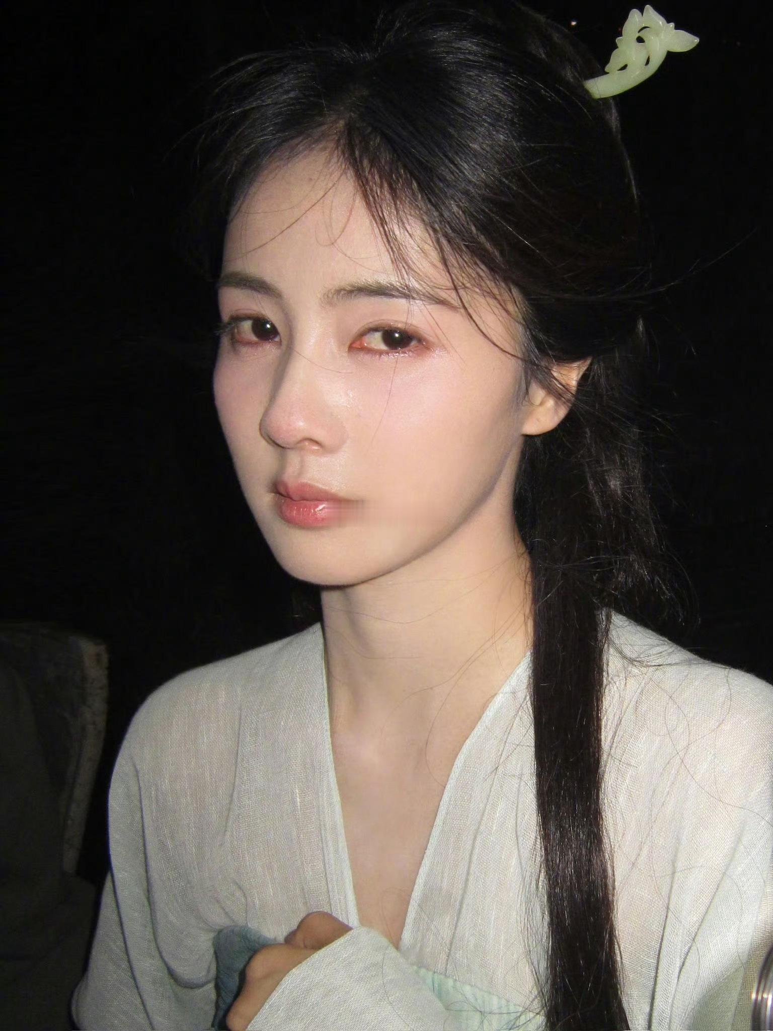 白鹿哭肿了，今晚《莫离》32集真的杀疯了！叶璃大婚夜的梦碎了，白鹿眼睛哭到红肿，