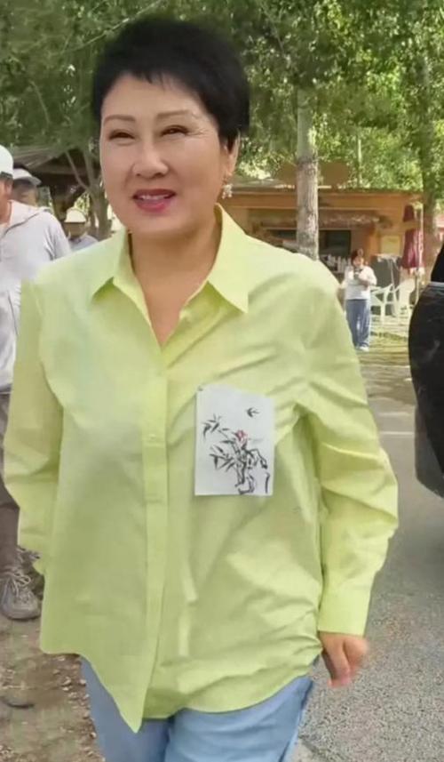 都说张凯丽的衣品和刘晓庆有一拼，可这件衣服穿对了，显得她皮肤很白，很显年轻。
