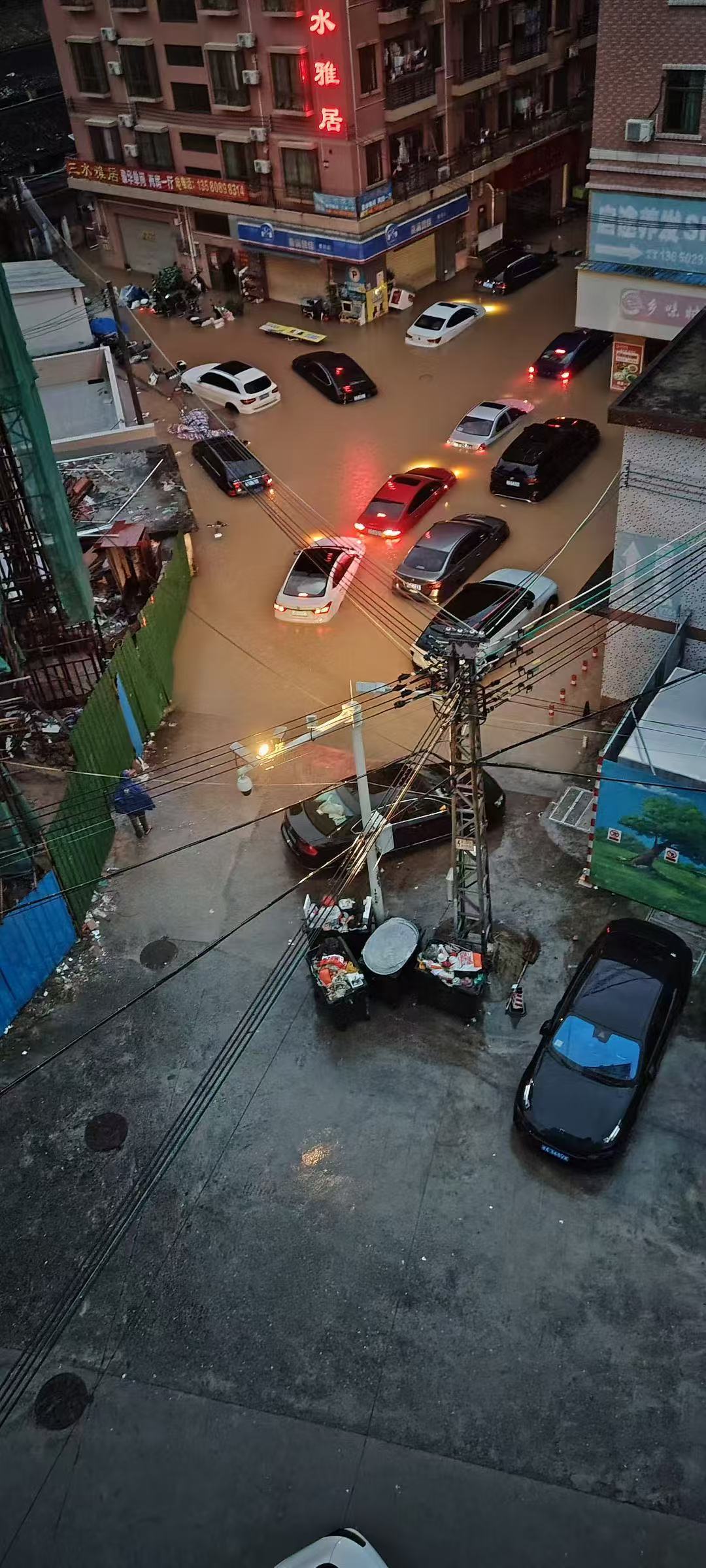 深圳暴雨朋友发来的，她说待了这么多年第一次见这种场面[允悲]好多车都被淹了...