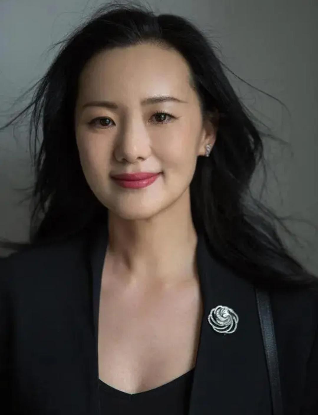 金鸡奖过去一夜后，“面露难色”的咏梅，因一句话成为真正的赢家娱乐 明星