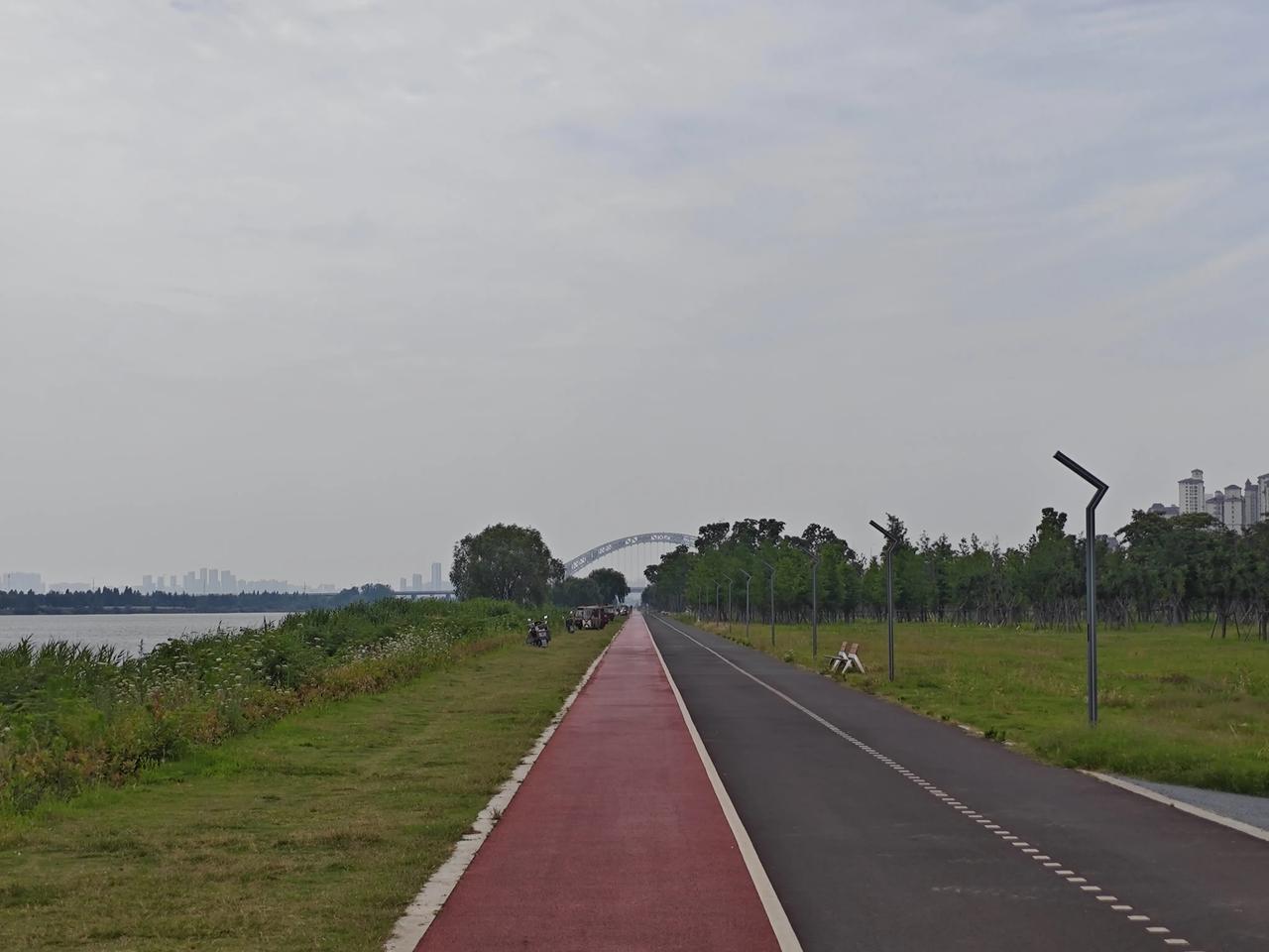 闲来漫步襄州洪山头公园，沿唐白河江岸缓步前行，一江碧水伴着绵长绿廊铺展眼前，六两