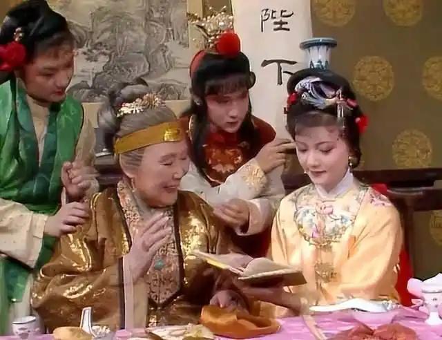 薛宝琴词中的“如梦令”有何深意？
在第七十回里，时值暮春落花时节，史湘云因见柳花