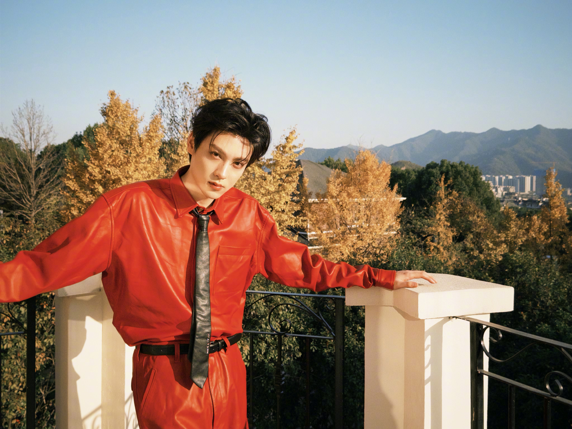 田栩宁 新春大片，一身AMBUSH 25秋冬红色皮衣套装，系上黑色领带，明亮利落