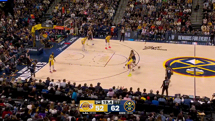 掘金超级巨星约基奇真是太欺负人了！在今天掘金客场挑战湖人的比赛中，当时比赛进行到