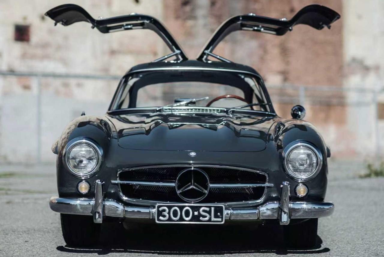 当电动化席卷时代，
我们依然为一台70年前的跑车心动。
奔驰300 SL Gul