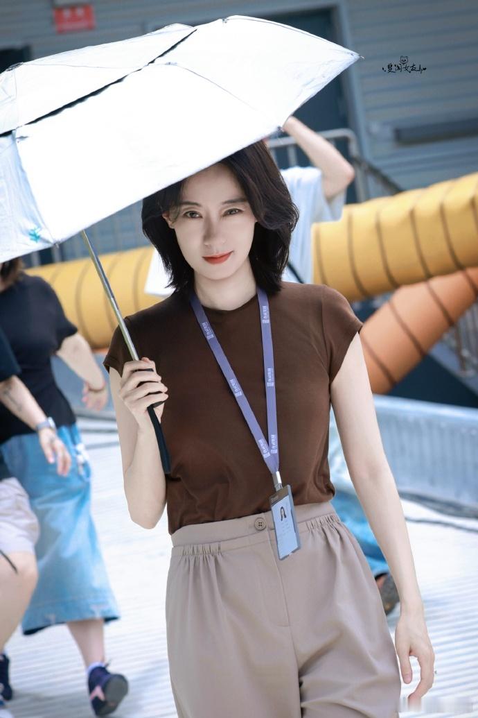 温柔又呆萌，张小斐不了解网络热梗，不懂找婆娘的样子太讨喜算张小斐没网张小斐不懂啥