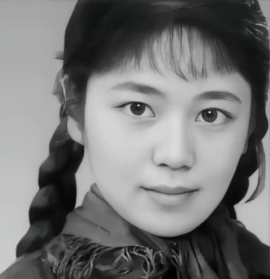 1978年，25岁的代销员王秀英被堵在值班室，采购主任一把将她按在货架上。绝境中