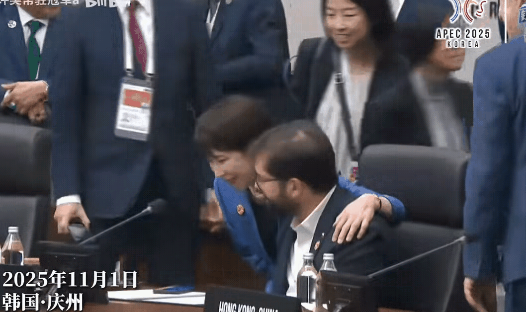 日本首相高市早苗再一次惊呆了我们，她不是一般的任性啊，这勾肩搭背都搂上了智利总统