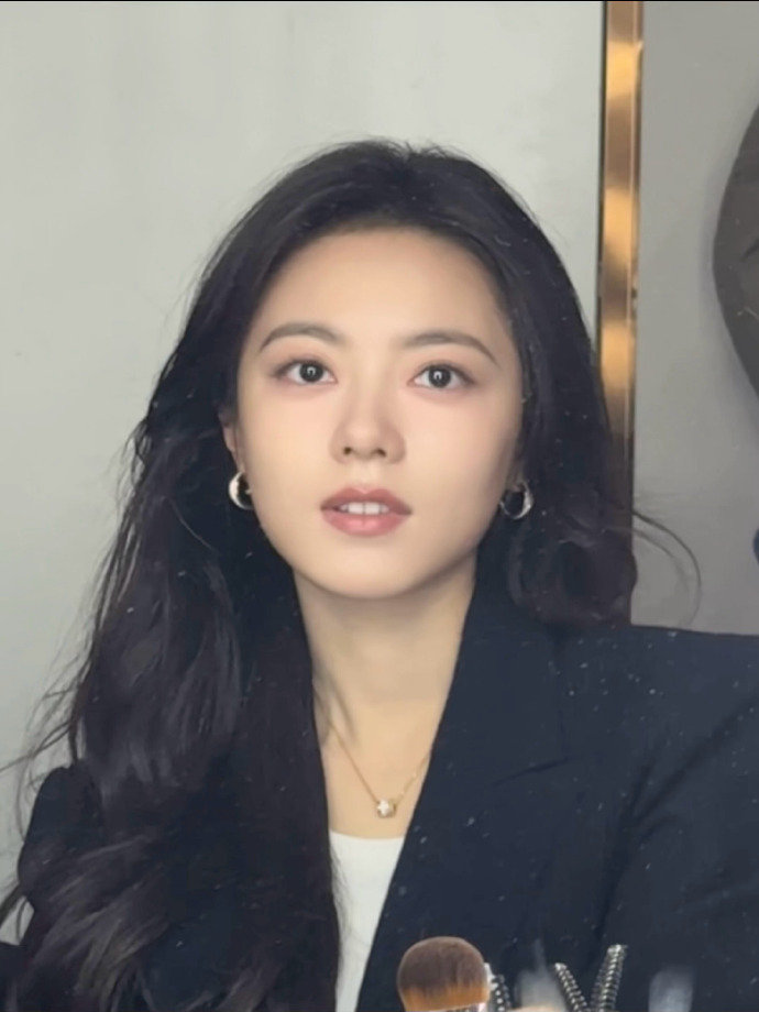 赵今麦和小狗合照 赵今麦和小狗合照，报告这里有两个超绝萌物~麦麦和小狗贴贴好可爱