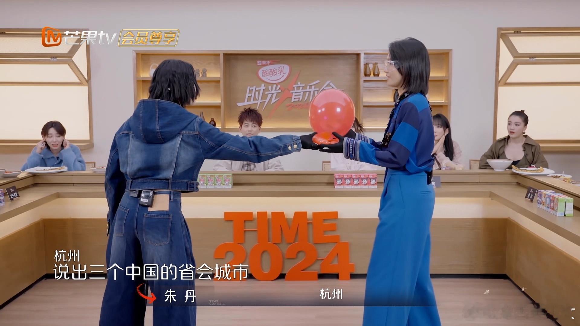 #尚雯婕朱丹猜题学霸高端局#  《时光音乐会》舞台上，尚雯婕与朱丹开启猜题被称 