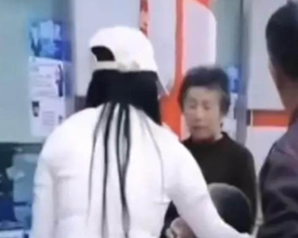 老人生病急需入院治疗等着用钱，亲属推着昏迷的老人来银行取款，却被以非本人真实意愿