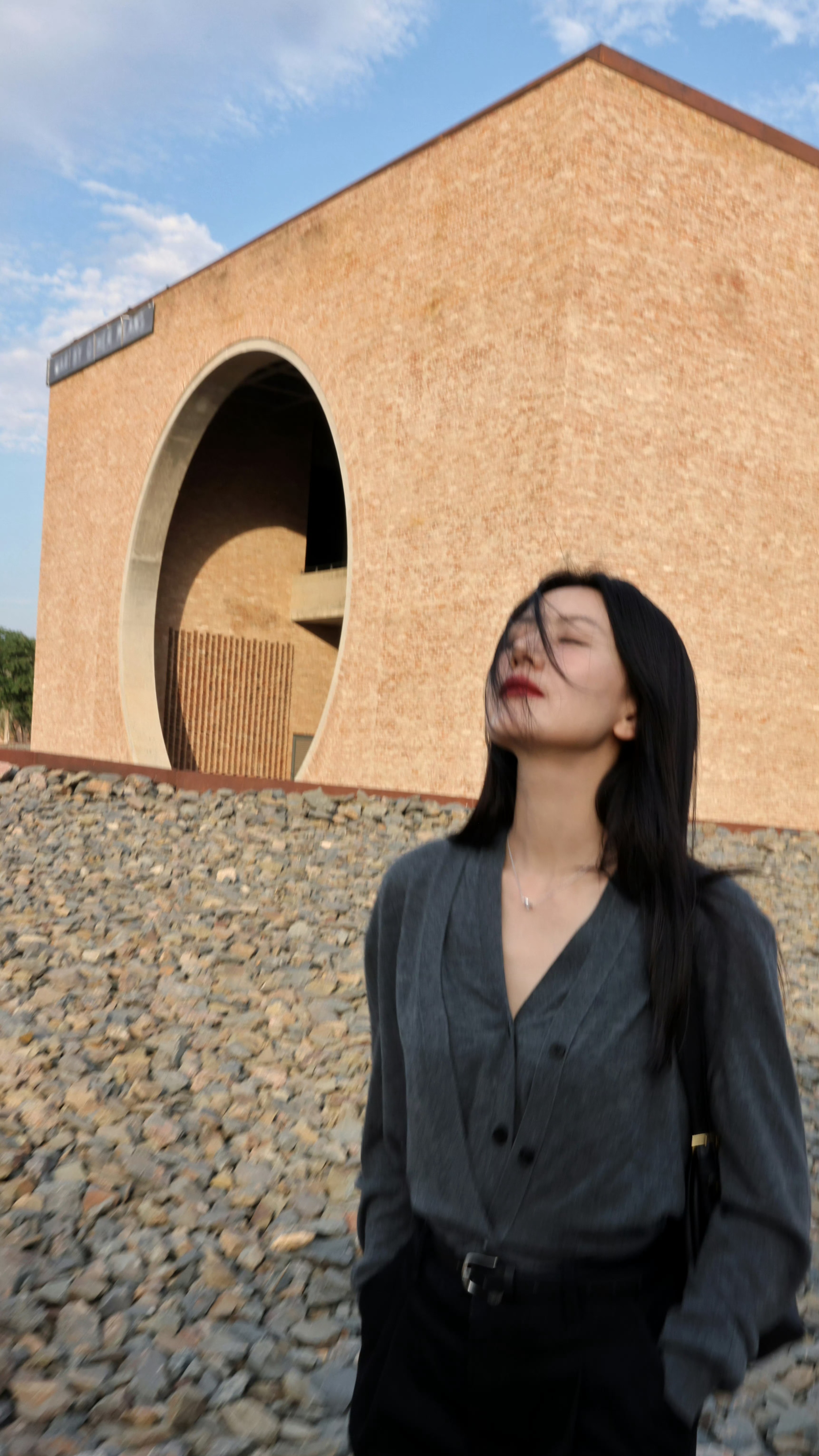 高圆圆 这组街拍也太会了！岁月沉淀的温柔✨ 灰调针织衫衬得气质清冷又柔和，黑阔腿