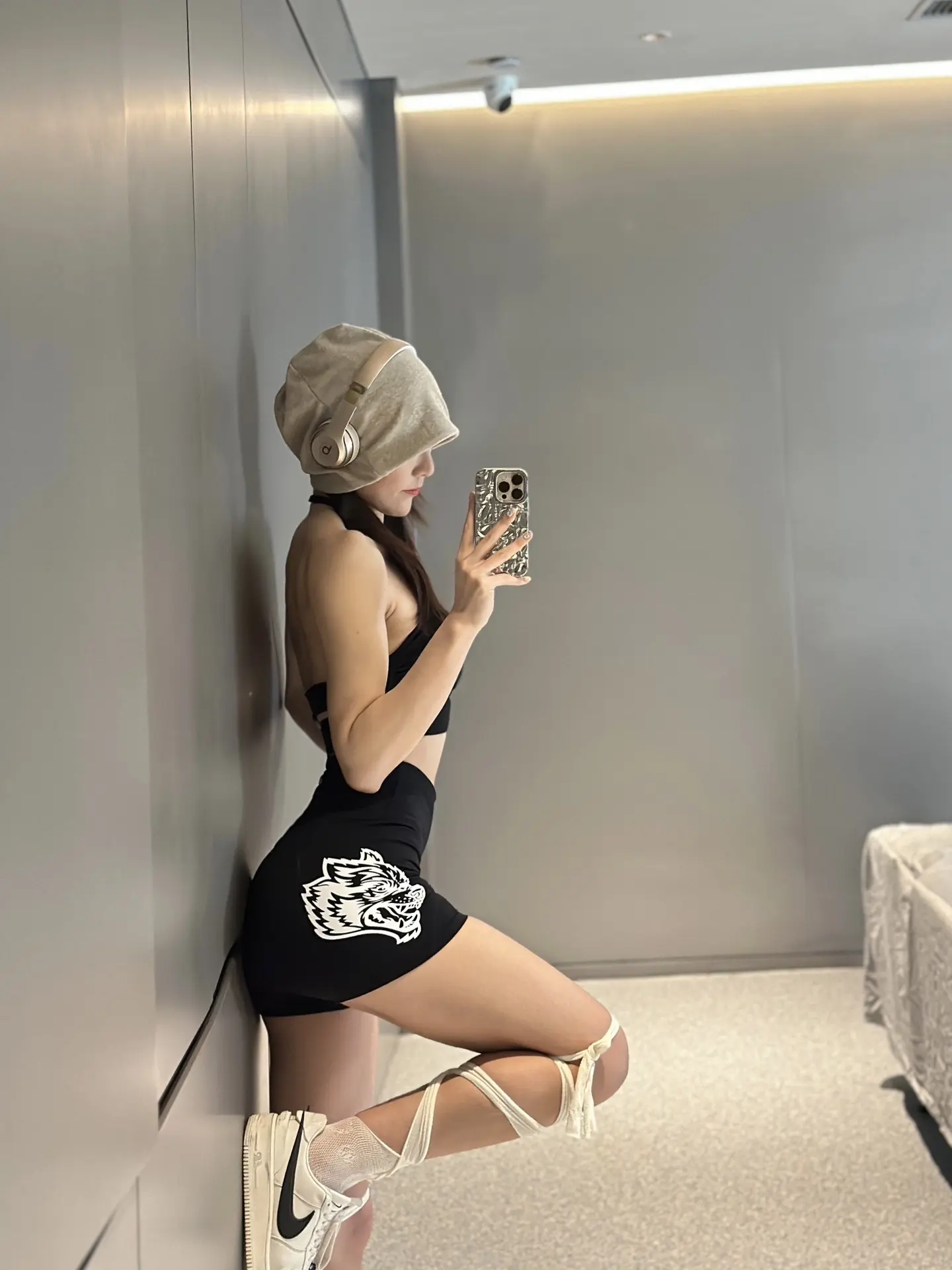 我怎么可能不熬夜 除非手机单独睡一个屋