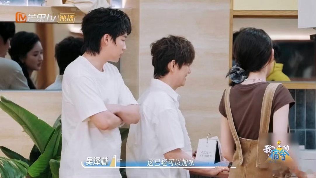 丁程鑫一撒娇吴泽林秒妥协我们的宿舍小丁自带温柔buff，稍微撒一下娇，吴泽林便心
