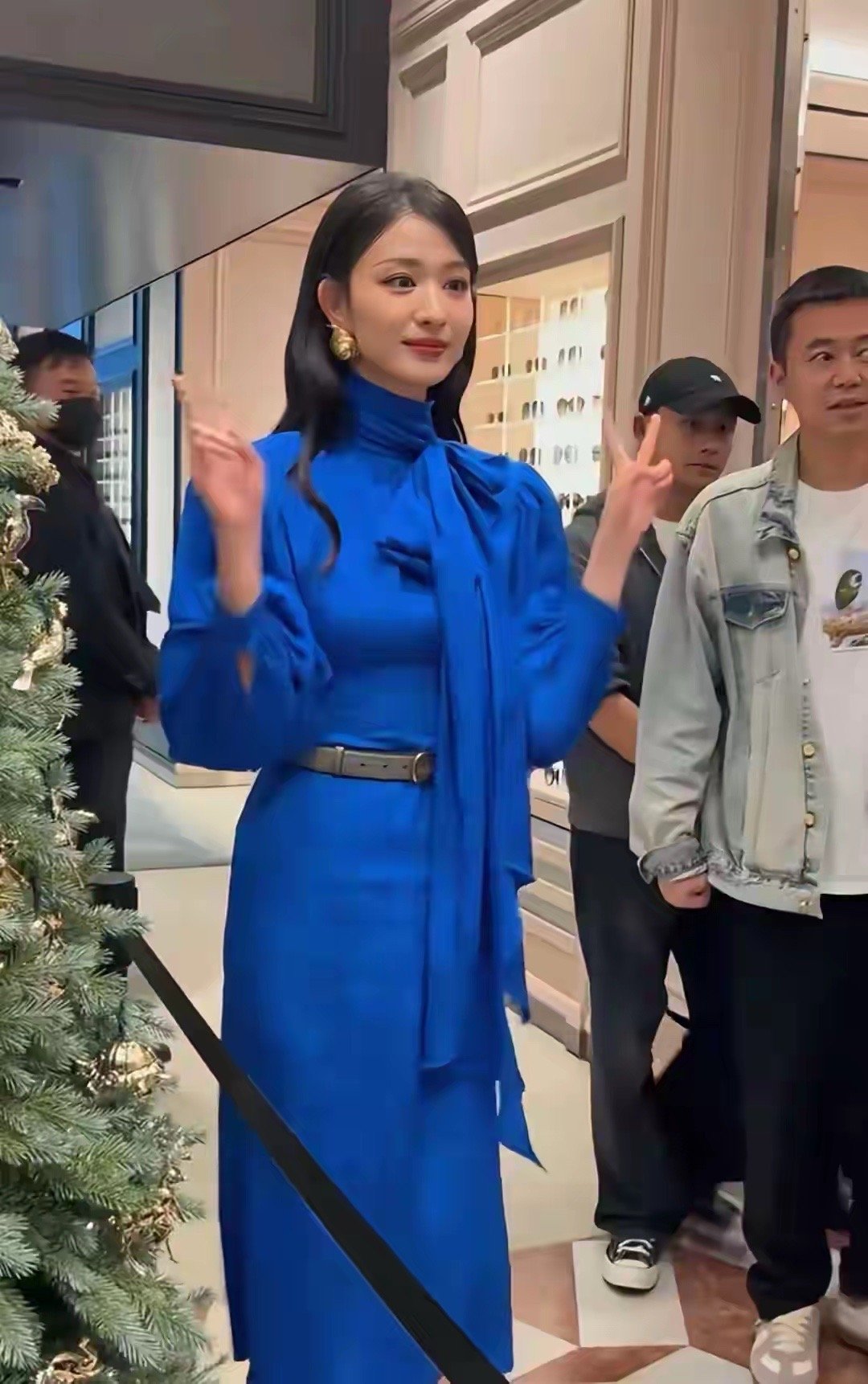 老天呐，差点没认出来，难怪那么多人喜欢她，真人比电视上好看 