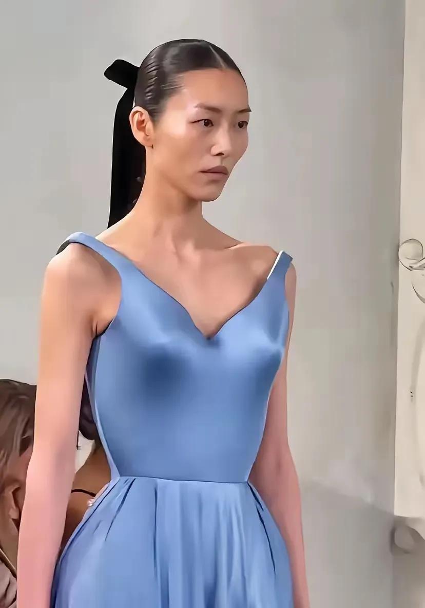 我的天哪！这裙子太丑，这文胸太假，这一张苦瓜脸，真不知道美在哪里？飒在哪里？

