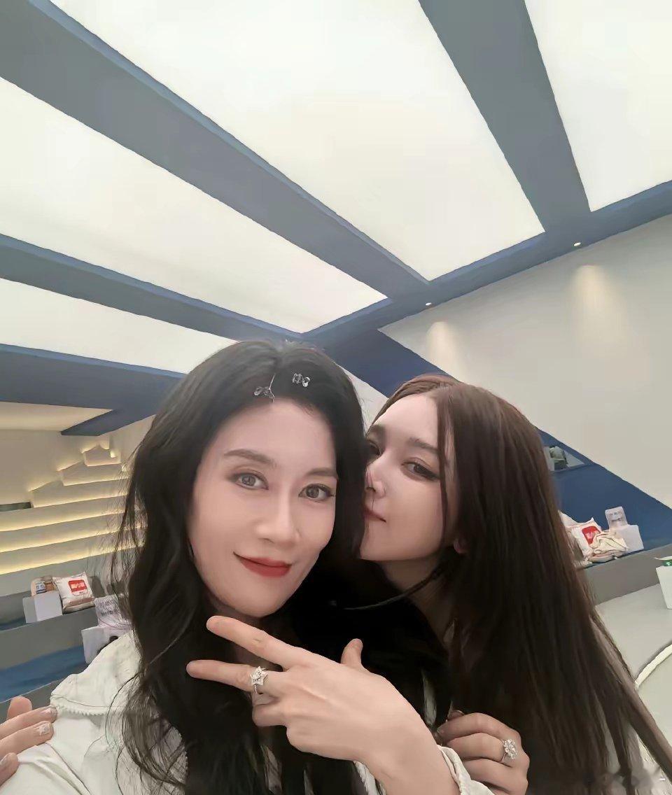 阚清子还是太有钱她是直接给每一个队员做了五星团戒，还是钻石的，2万一个不过阚清子
