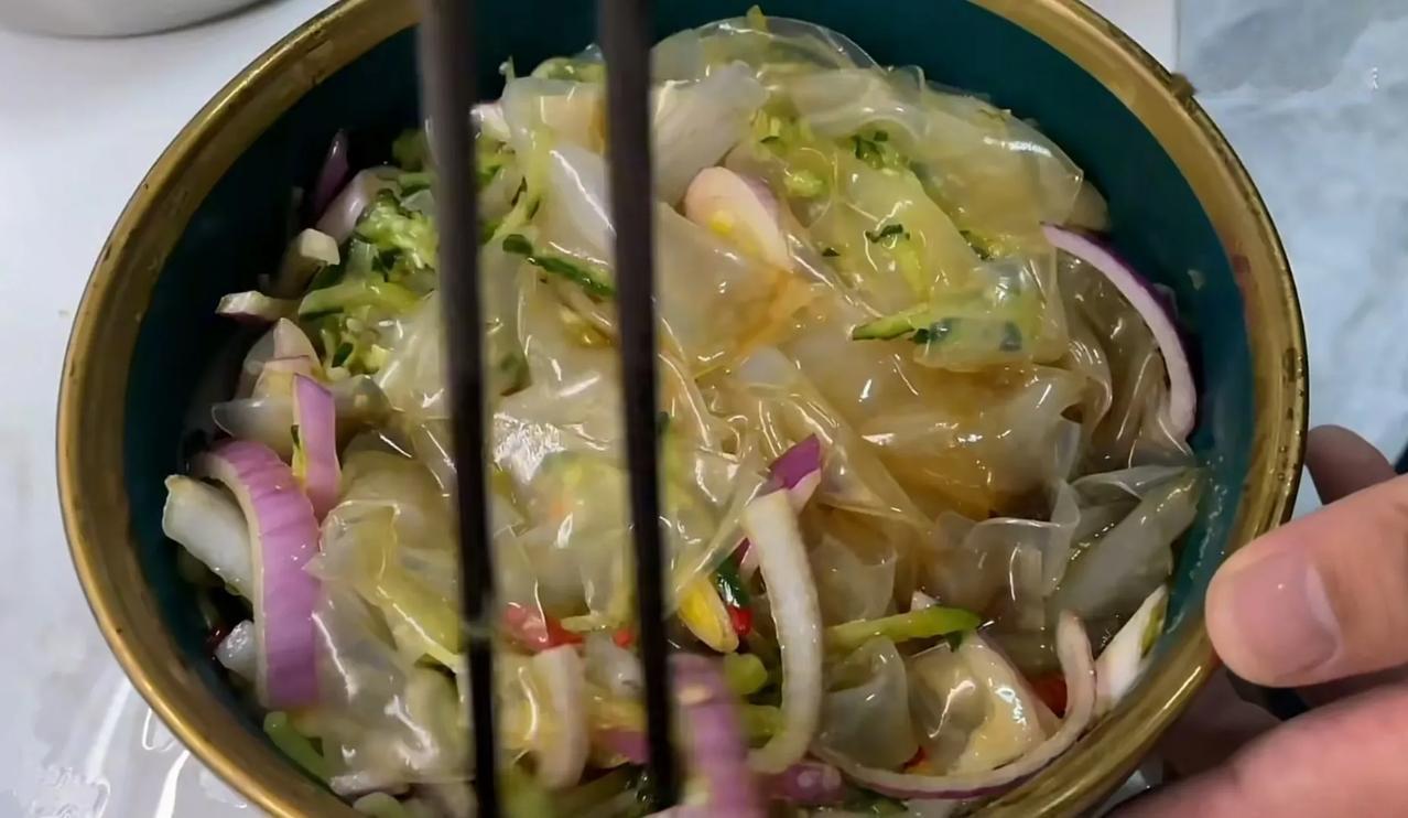 大西瓜山东老家在成武县，这里擅长粉皮粉条各种制作
[中国赞]忠义纯绿豆粉皮，经过