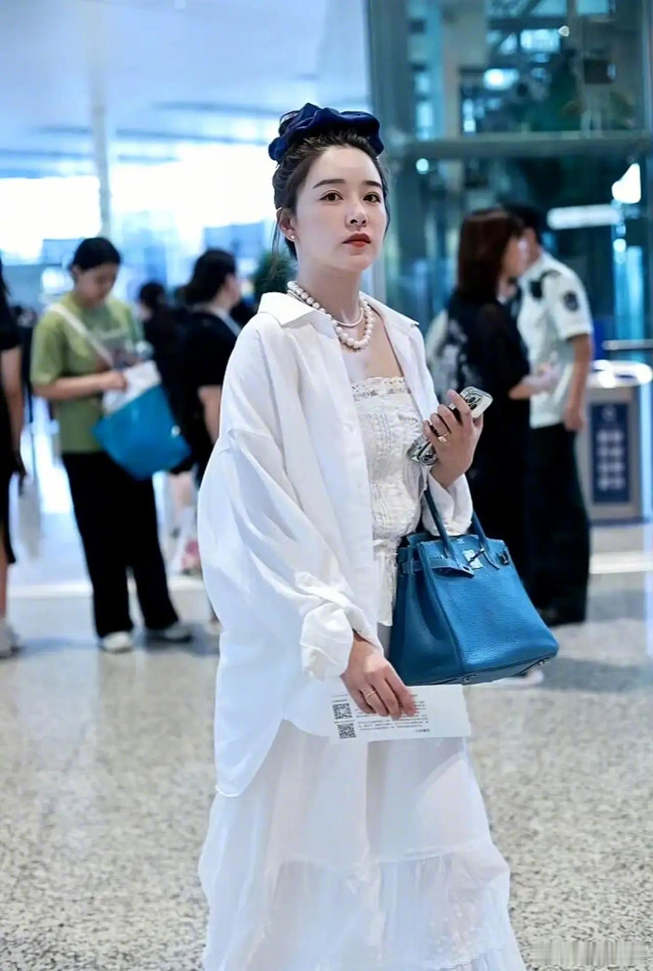 #阚清子与未婚夫前后走机场# 阚清子与未婚夫现身机场，未婚夫戴着口罩跟在妻子身后