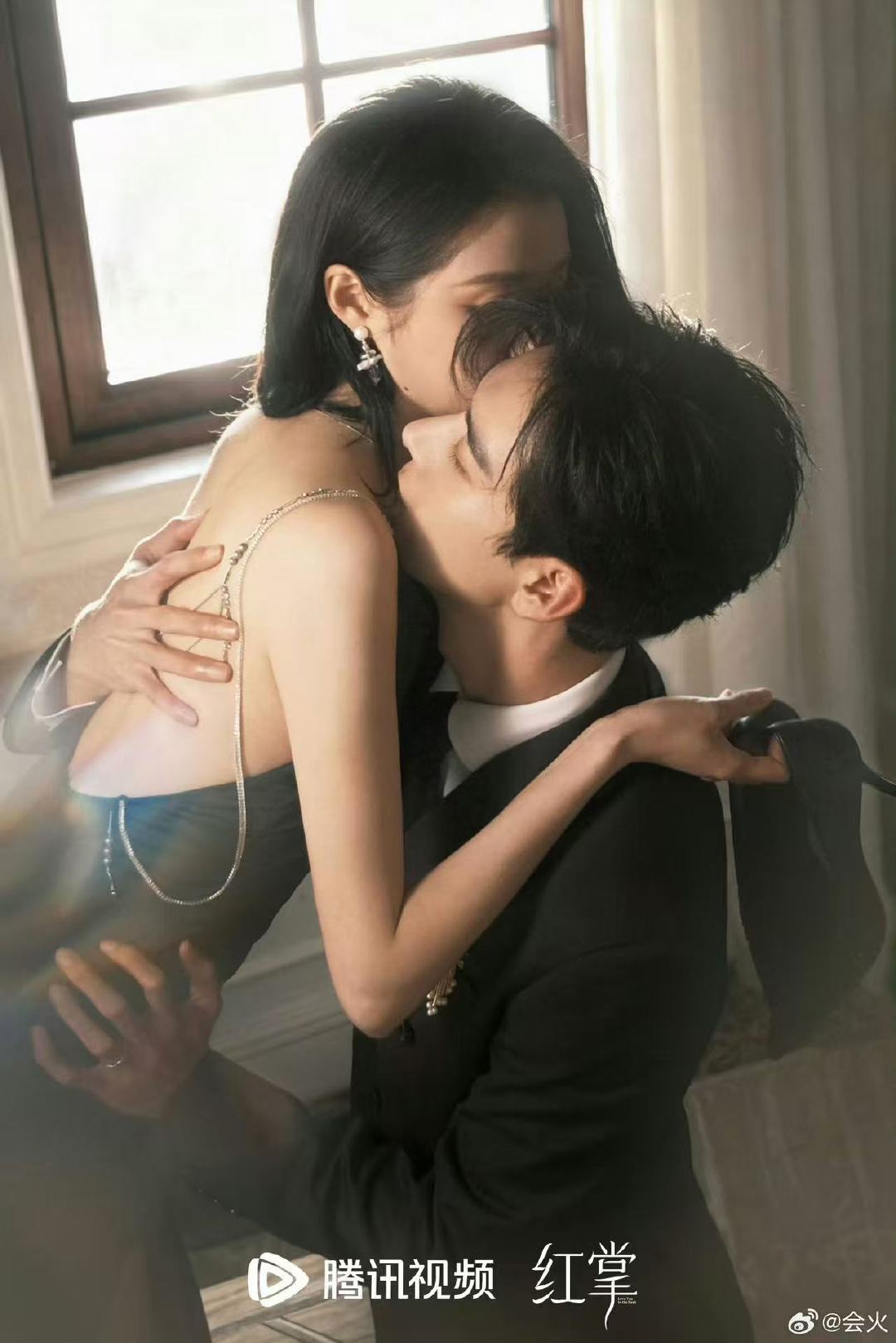 陈星旭关晓彤埋肩抱红掌杀青写真 超级有感觉啊 ​​​