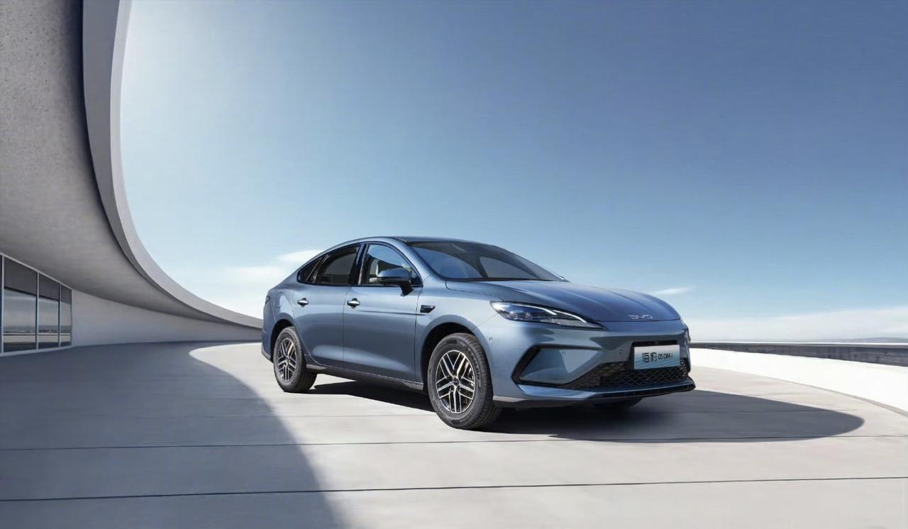 混动王炸一车传三代隔年油还在
比亚迪2026年会放大招。
第一个大招就是给秦，海