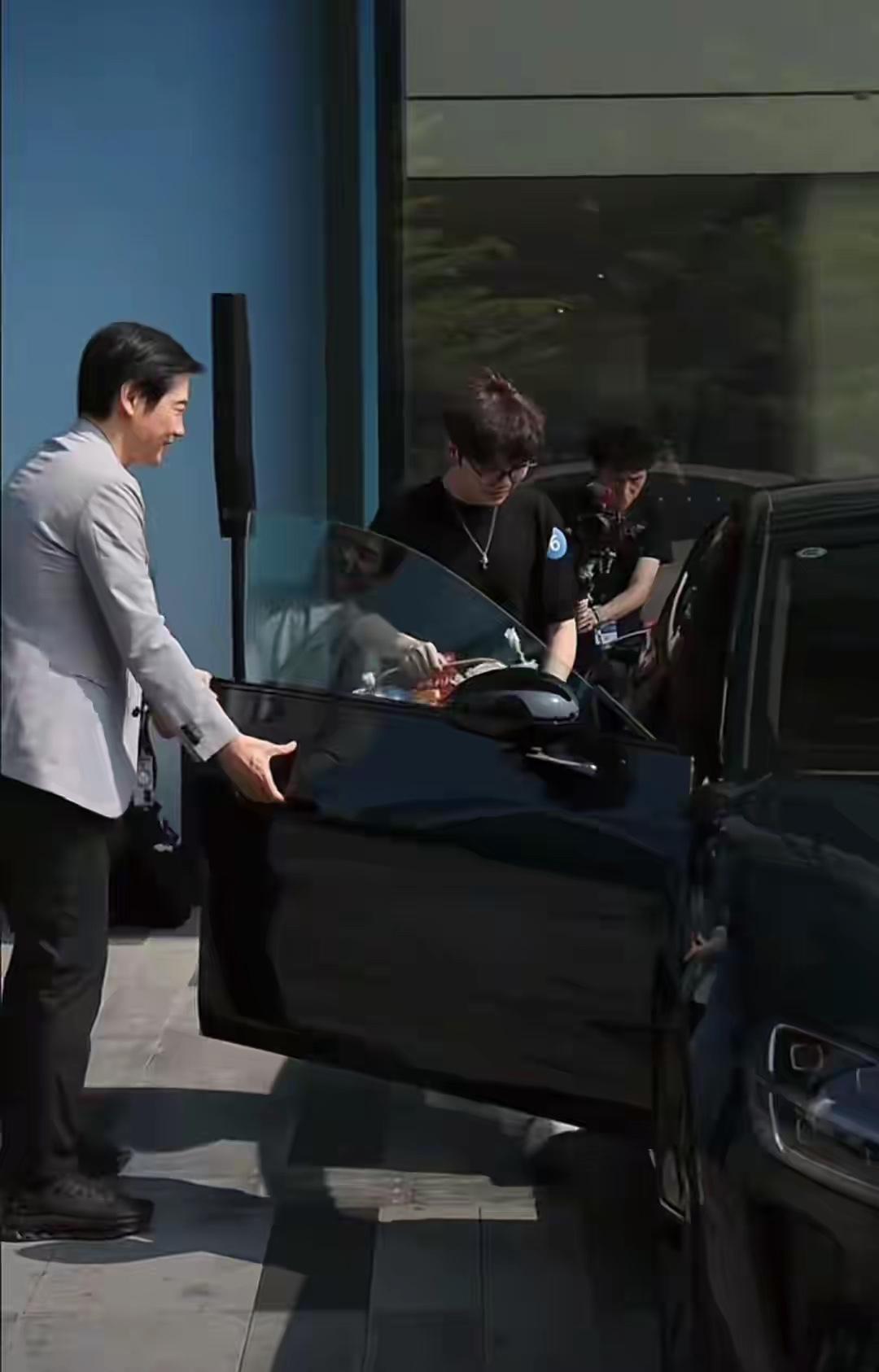 雷军又开始给买第一批su7的车主开门了，虽然是老营销套路，但还是很实用。不少买小