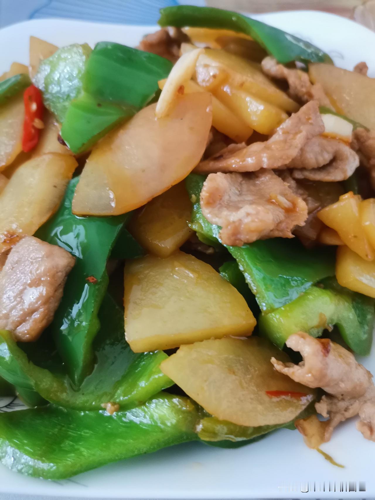 中午随便凑了顿饭，做的肉炒青椒土豆片。土豆懒得提前焯水，过水的土豆口感会变差，只