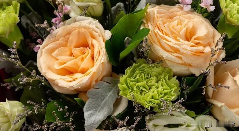 离婚3年，昨夜他再度敲响前妻的家门，见到女儿的瞬间，他潸然泪下。
离婚3年，他栖