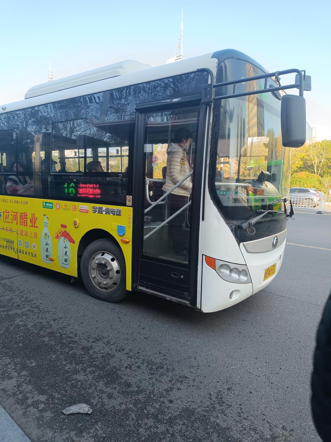 女子耍小聪明被识破

今天早上坐公交车，碰到一个女子，看上去有50岁左右，她上车