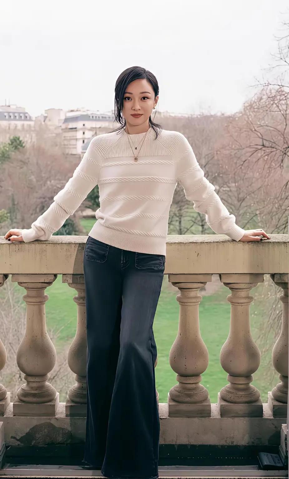 周迅巴黎随拍，松弛感封神✨
 
周迅巴黎随拍太有味道了！
白针织配牛仔裤，慵懒随