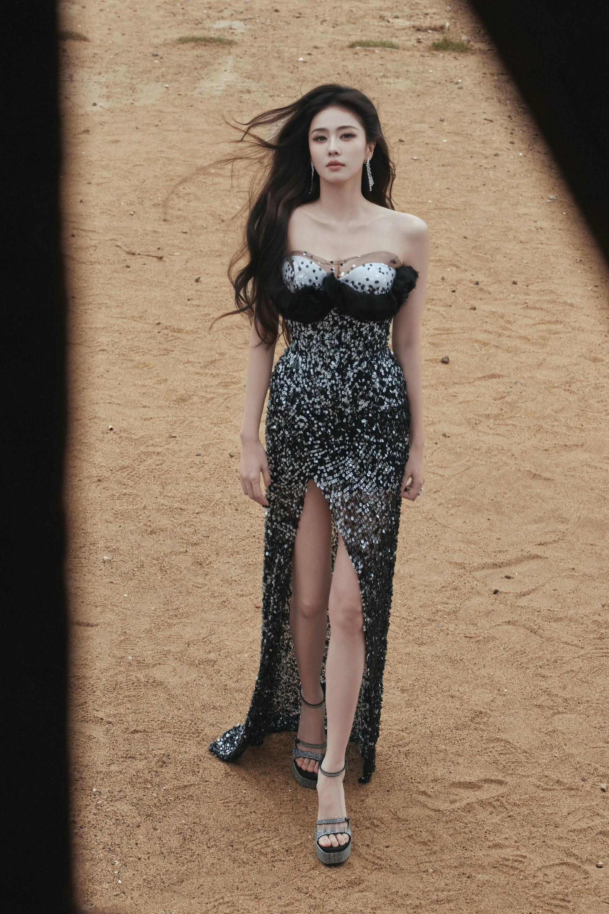 白鹿希望大家多多关注作品 好的，颜值演技皆可的白梦妍。白鹿