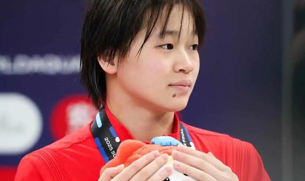 全红婵回来了！复出即夺冠

就在几天前，整个中国的体育迷，特别是跳水迷的目光，都