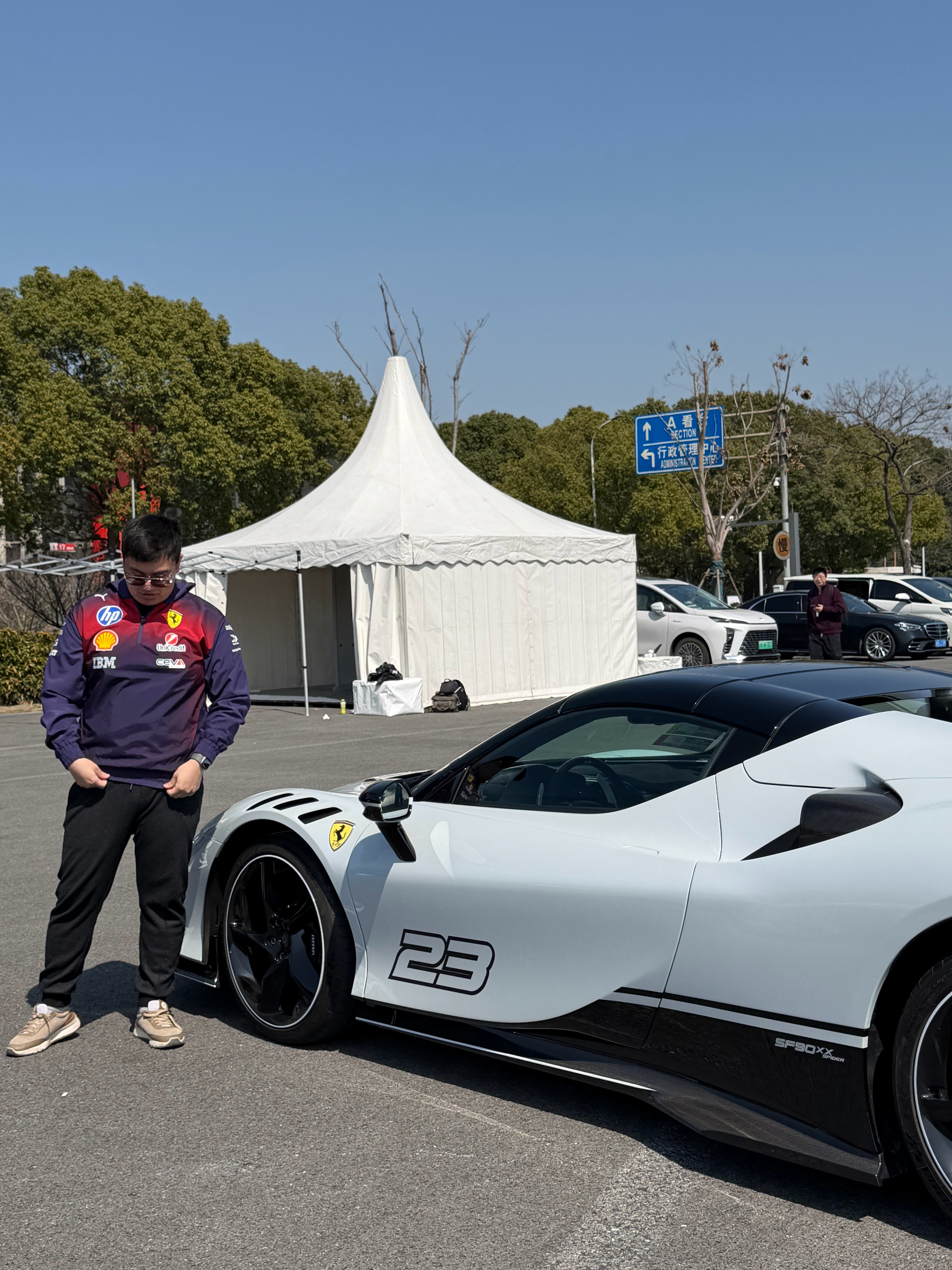 你别说。虽然法拉利这外套现场买有溢价，但还挺好看的溢价就溢价了吧 