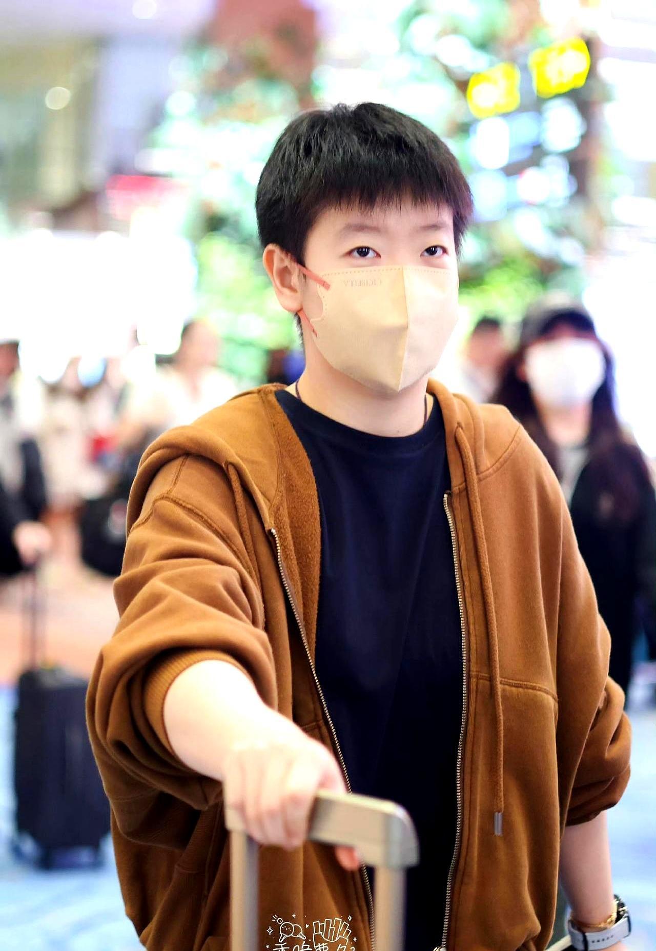 刚在决赛连砸四局拿下大满贯，世界第一转头就在机场把自己塞进两三百块的栗色外套里。