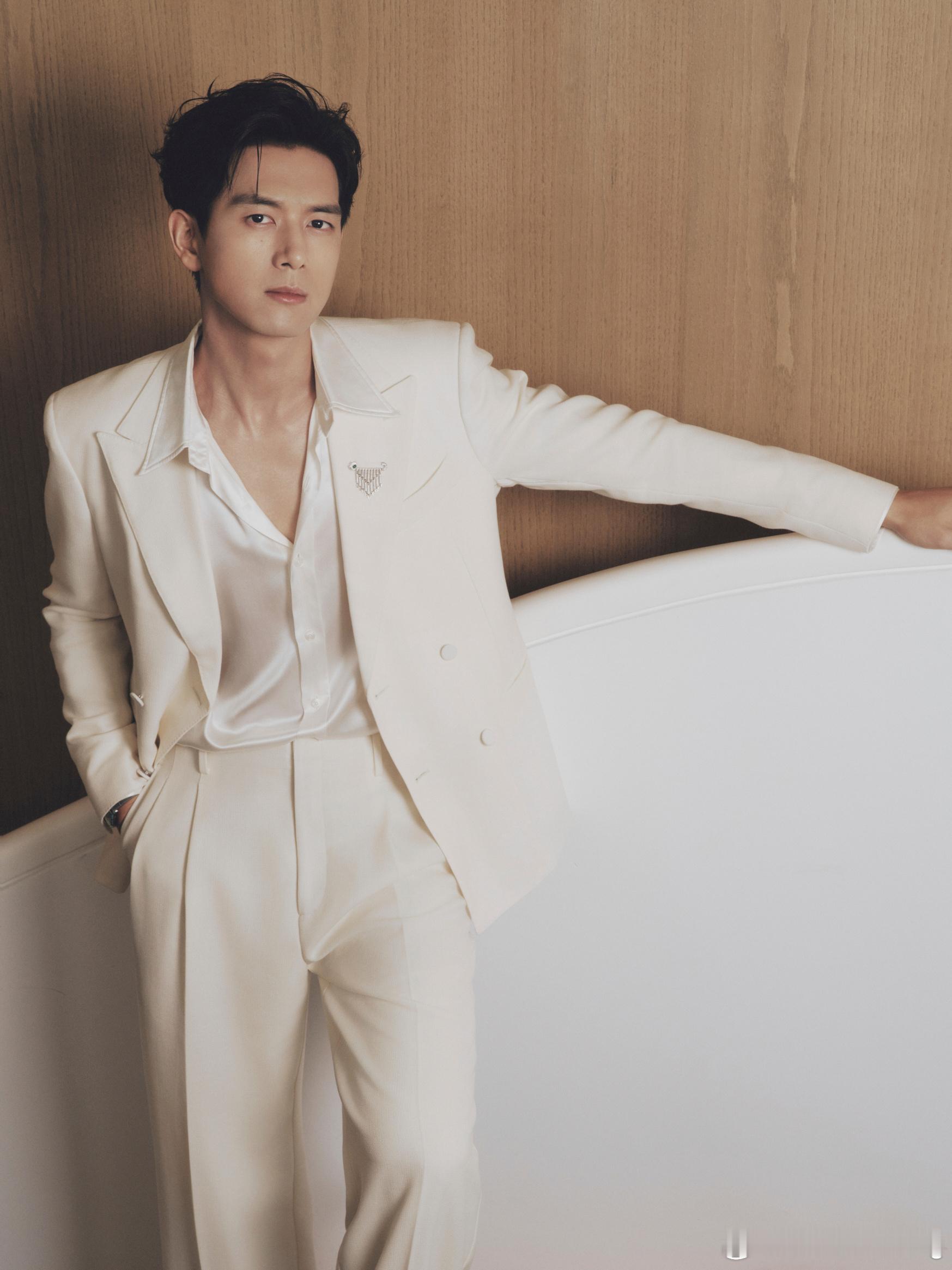 李现李现下意识伸手扶张婧仪lx李现白色西装look好久没见穿白西装的现哥李现