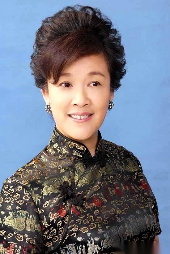 61岁的老戏骨宋春丽，和丈夫孙维熙硬生生扛了三十几年的“丁克”大旗。结果就在这一