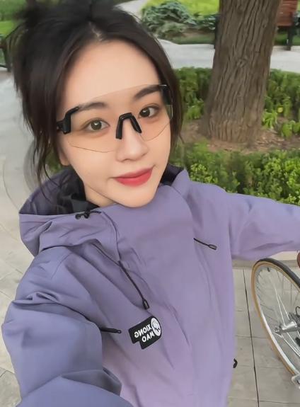 我呼唤，我呐喊，仿佛周遭的草木都与我产生链接
你听，是自由的声音
骑行吧，我身着