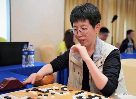 芮乃伟：三峡事件
芮乃伟1963年出生在上海，11岁进围棋训练班，15岁就调到国