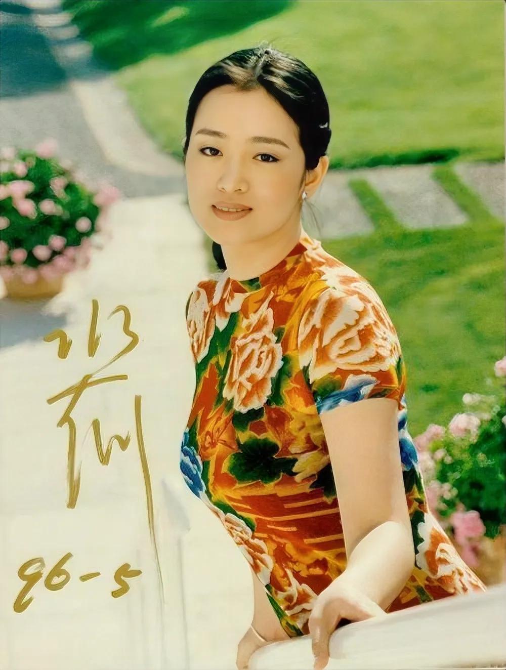 1996年的巩俐，穿一身大花旗袍，年轻又美丽。