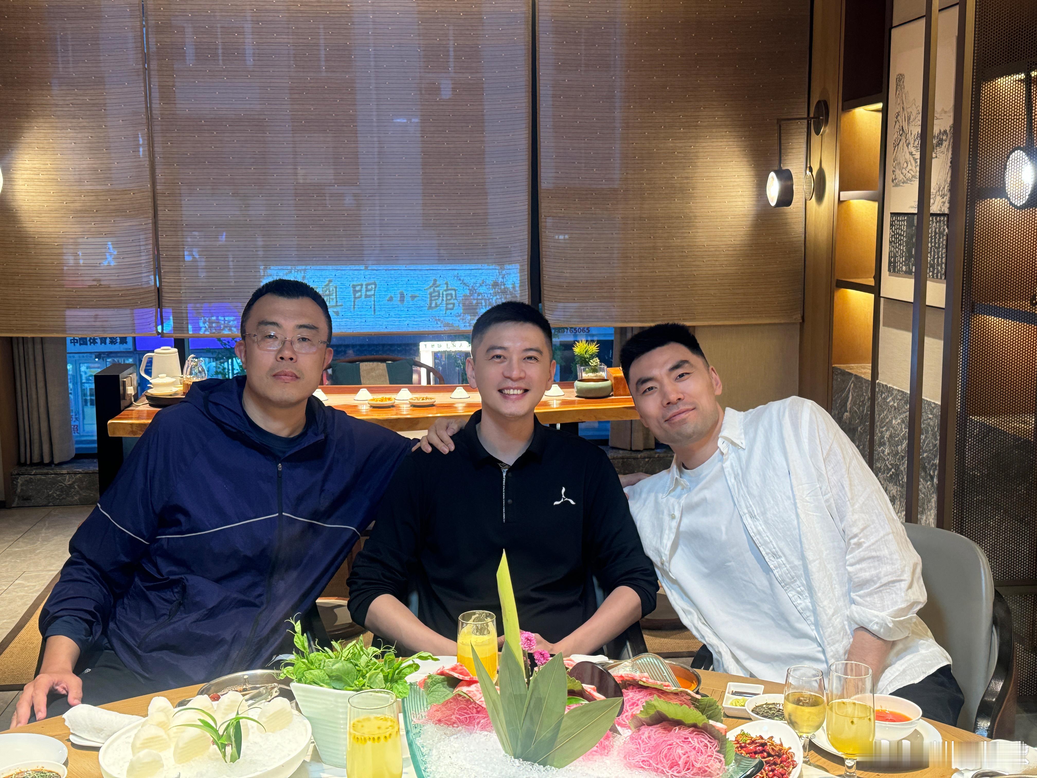 一个时代落幕，杨鸣指导最新社媒晒出与韩德君、李晓旭的聚餐合影，这合照也预示着属于