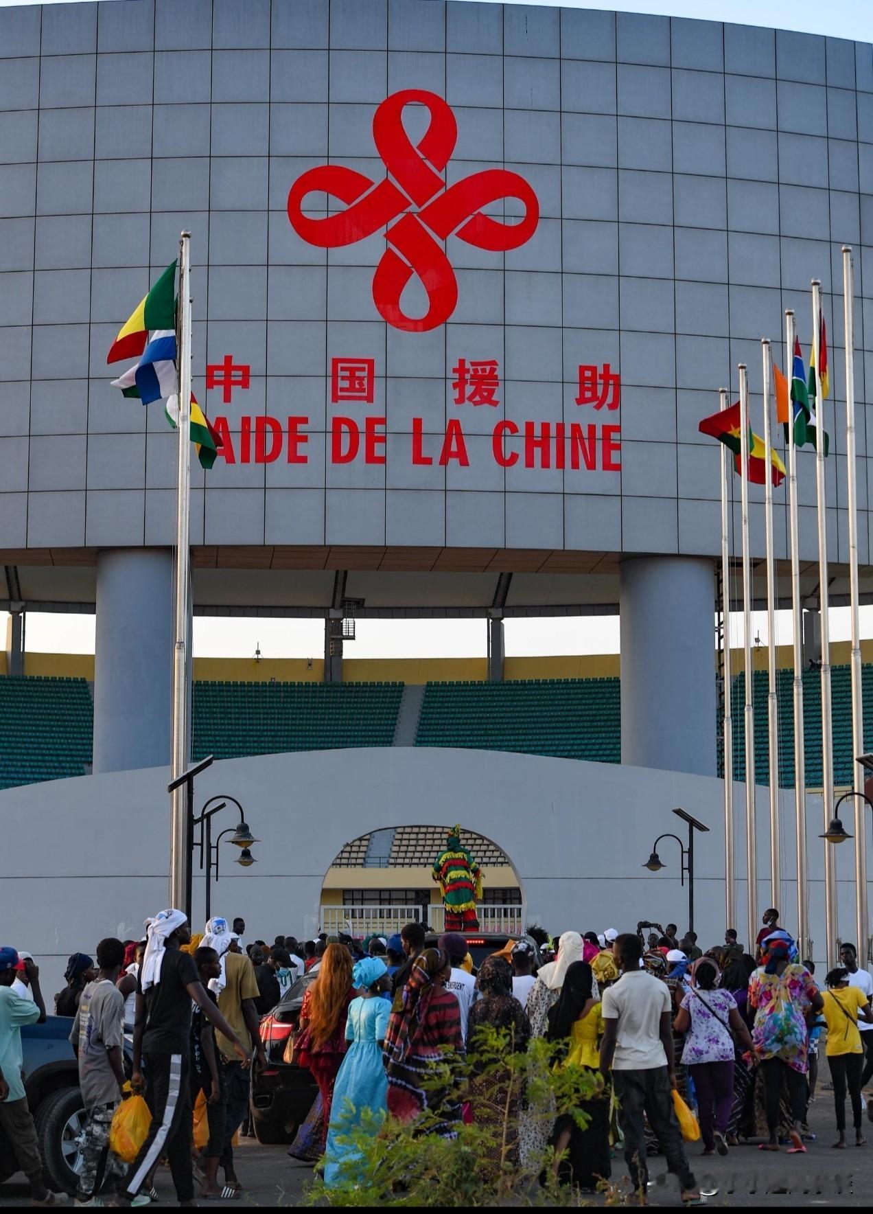 西非大国突然亮剑！中国收获意外“新年礼”，西方算盘落空？

 2025年最后一天