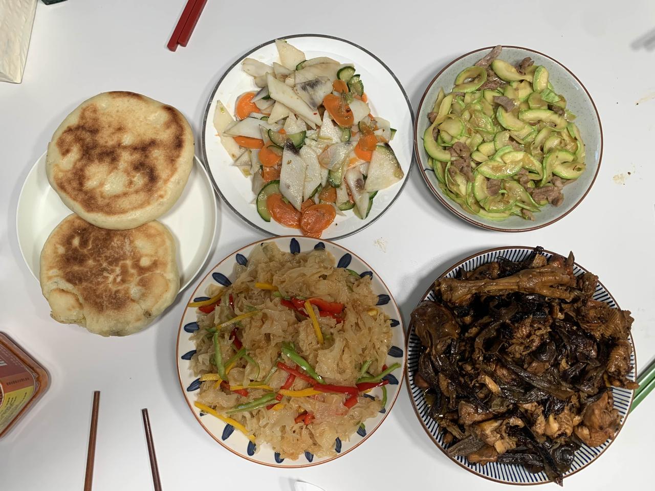 打卡今日晚餐
今日晚餐四人份：鹿茸菇炖鸡、西胡炒肉、凉拌银耳、清炒山药，椒盐饼。