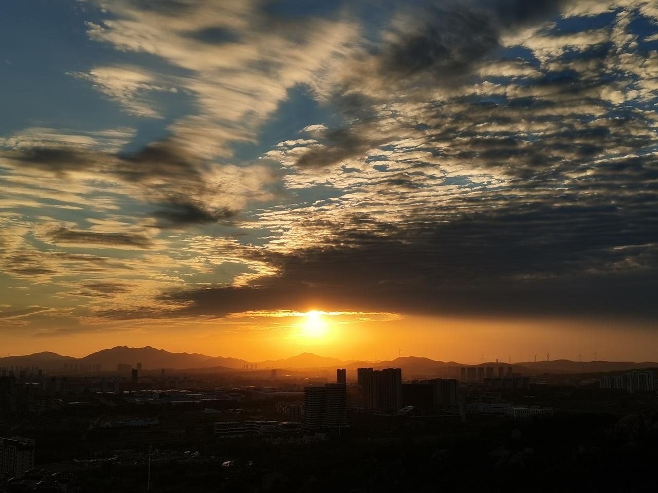壮美莫过大自然。
今天，青岛西海岸晚霞。