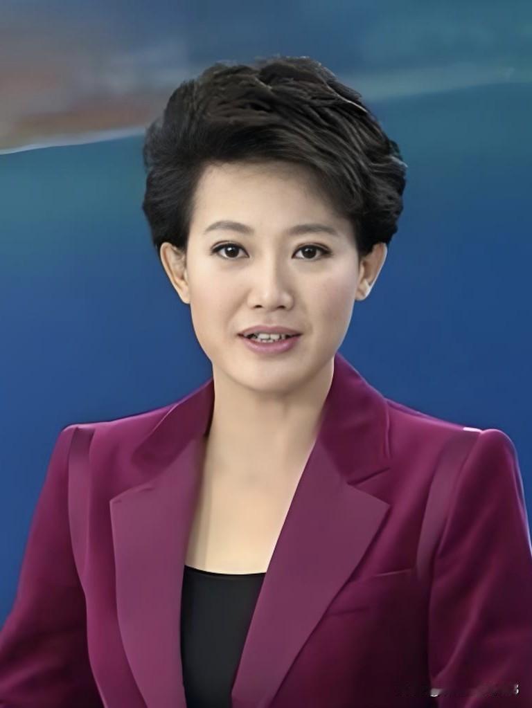 央视《新闻30分》主播梁艳，知性优雅，笑容温暖。二十余年坚守新闻一线，以专业素养