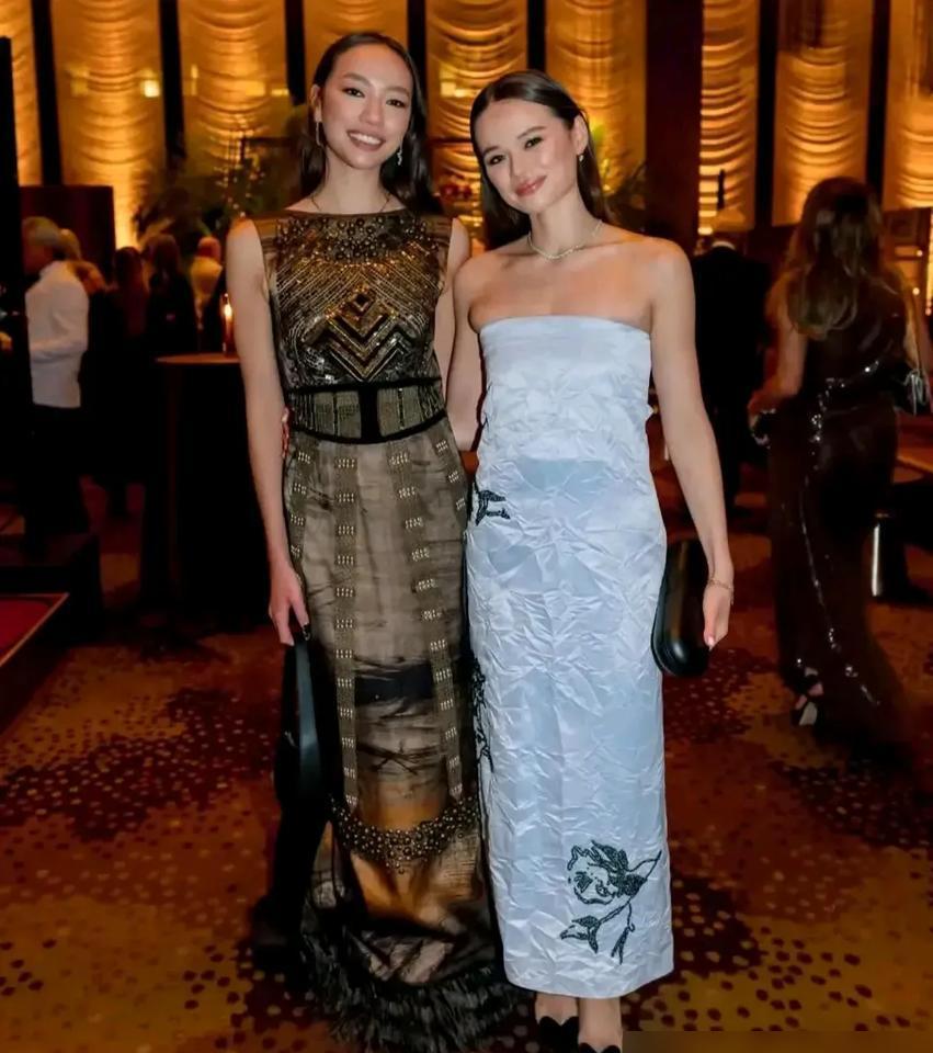 95岁默多克把三个子女踢出家族群，每人发11亿美元封口费。
他正在法庭上干一件更