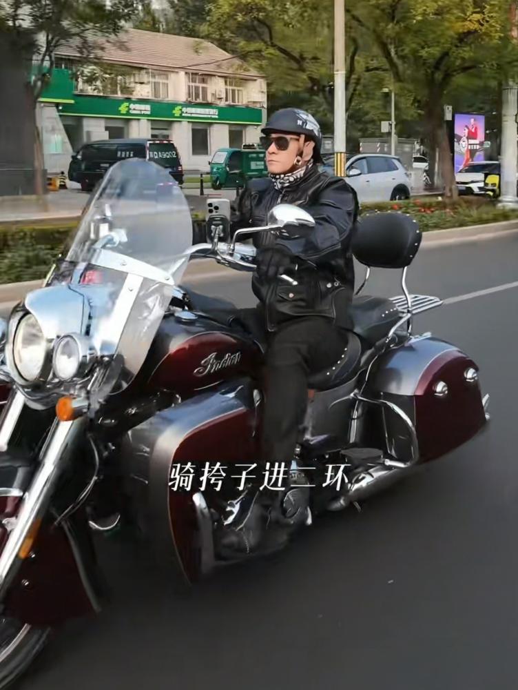 连奕名这脸打得真疼！抛弃火场救命的媳妇，结果人家转身狂赚26个亿。
 
想当年，