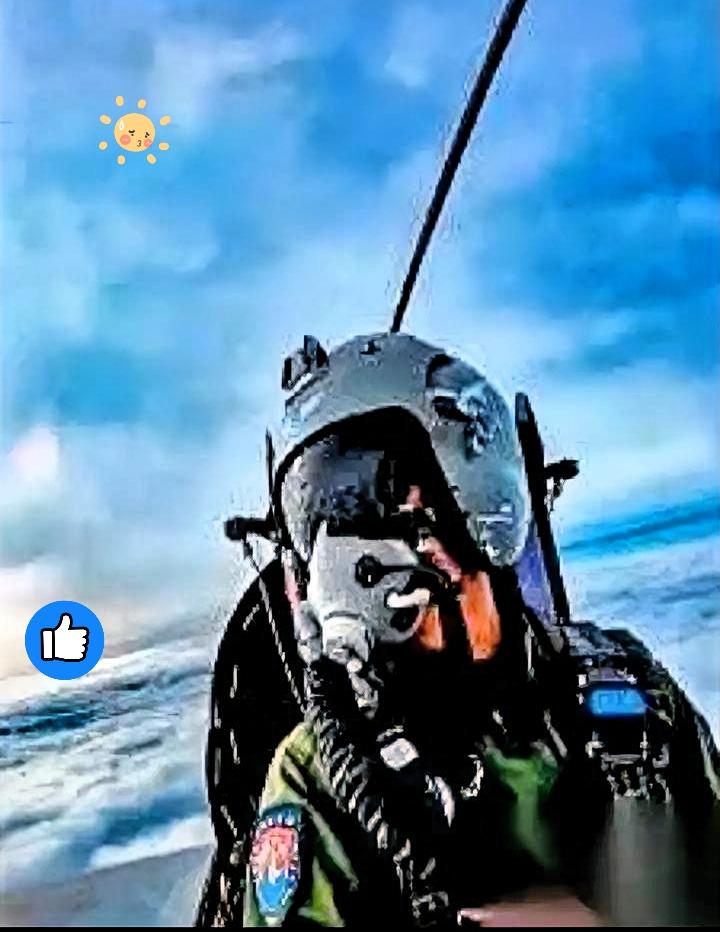 刷到一个新闻，后背瞬间就炸毛了！
我们的飞行员，在天上，一个人，碰上了一伙儿外机