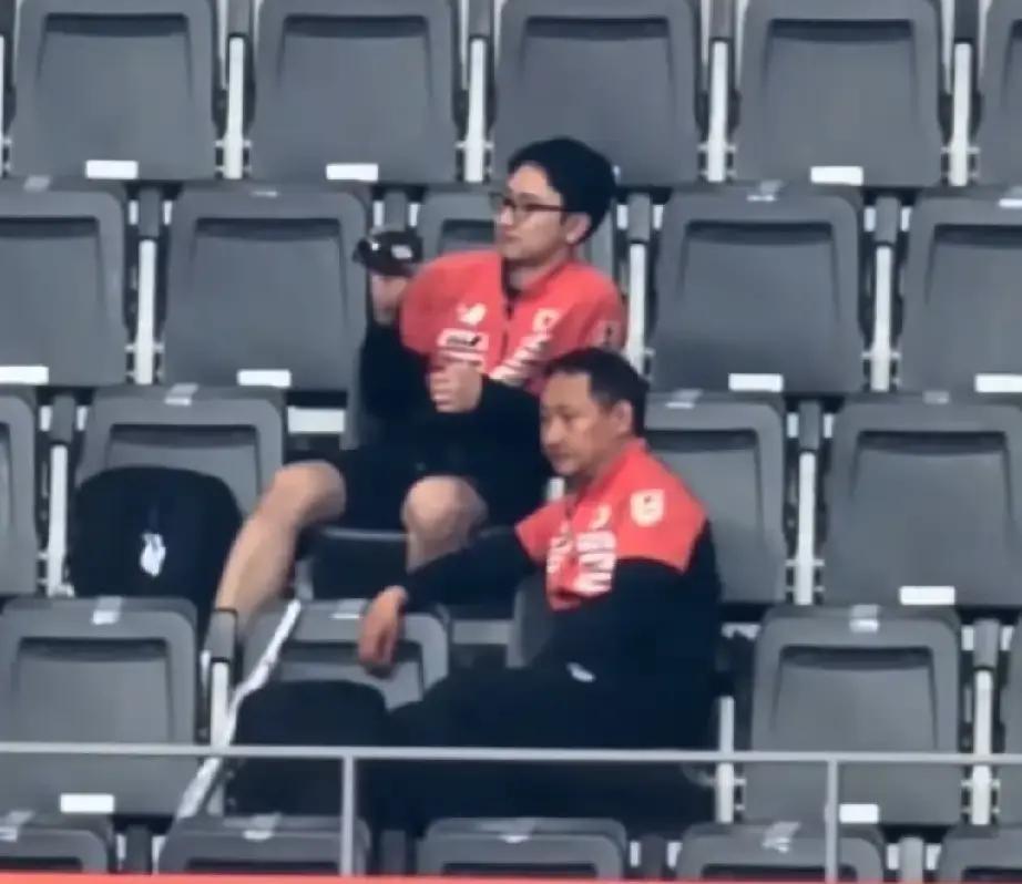 他又重新拿起吉他唱歌了，在那个小小的舞台上。

他没穿那些闪闪发光的演出服，就一