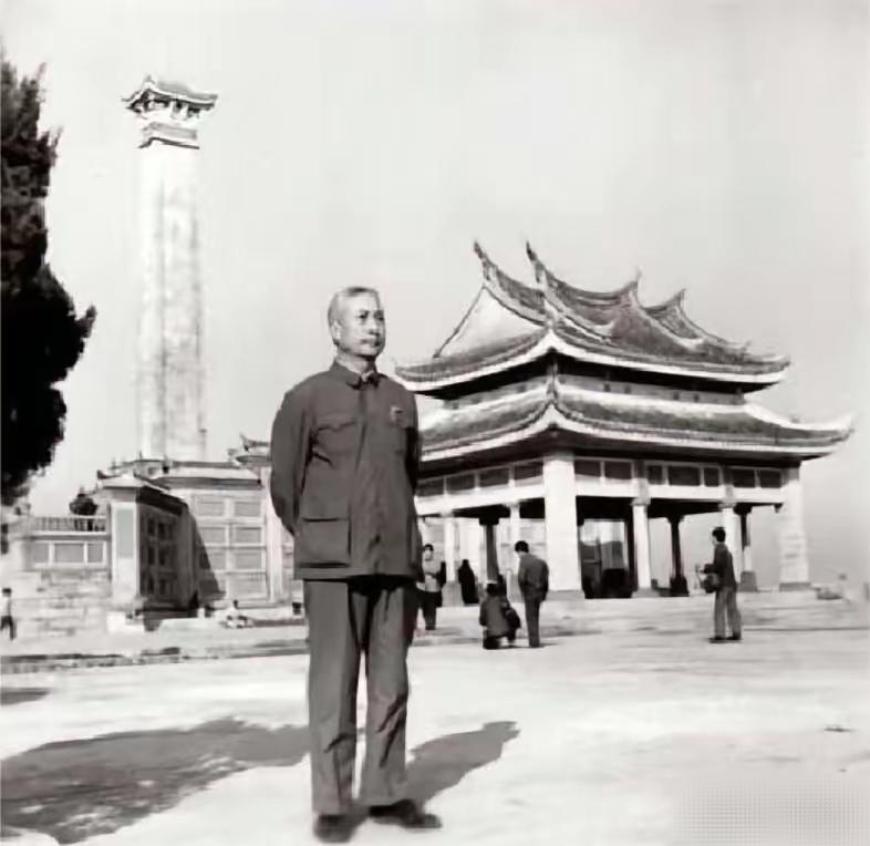 水天明（1926年-2004年7月30日），甘肃省兰州人，毕业于西北大学，兰州大